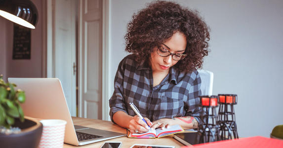 正在上網(wǎng)課的留學生